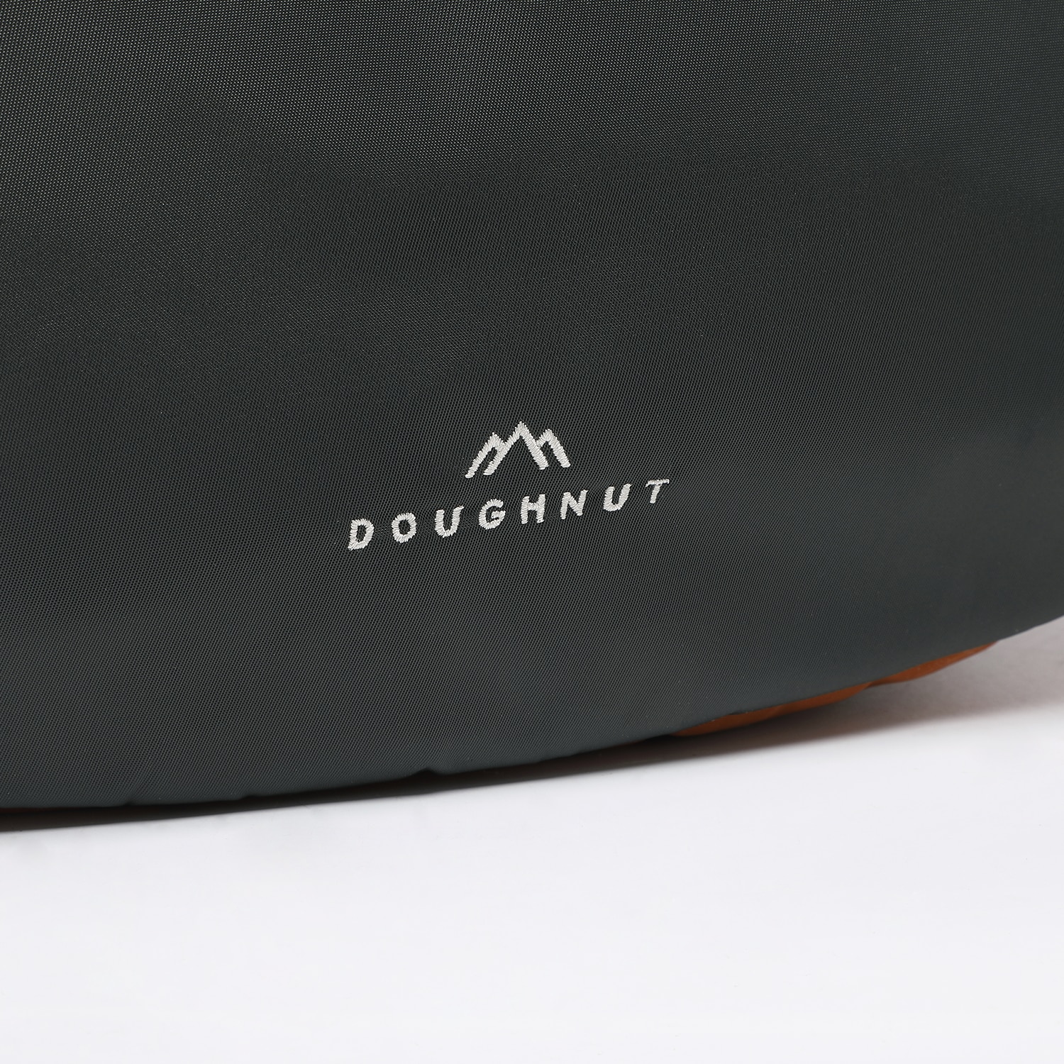 D427-UN-0004-F_detail_1500x1500_dy_logo_02_highres-LsvLZhuT-zoom
