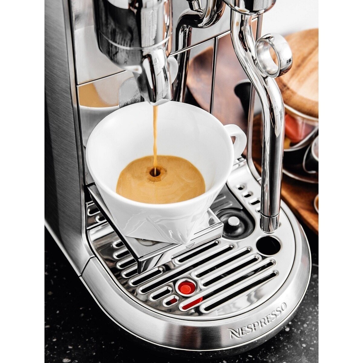 ネスプレッソ　Creatista Plus J520ME 2019年　美品 ネスレネスプレッソ、全自動のミルクスチーマーを搭載した