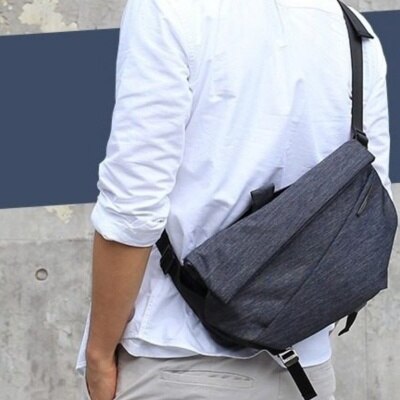 バッグ R1 Sling Bag NIID R1 PRO SLING BAGの使用例（男性編） – NIID