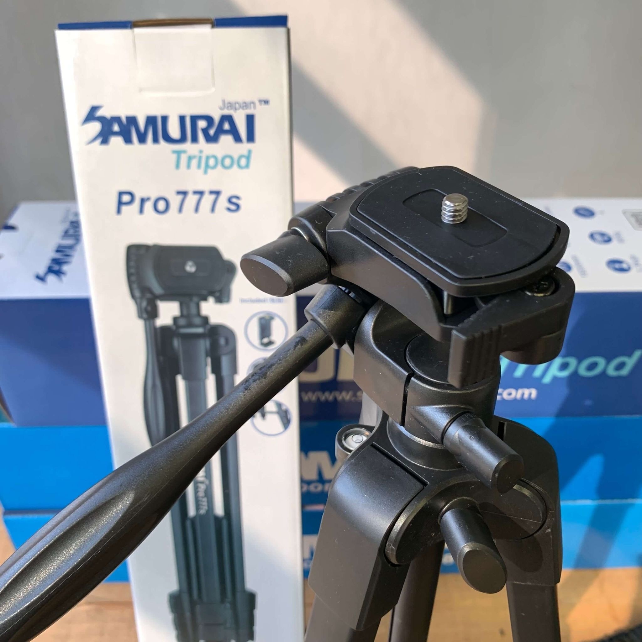 Samurai-Pro-777S-Tripod-with-Handphone-Holder-06-eXgt1F0F-zoom